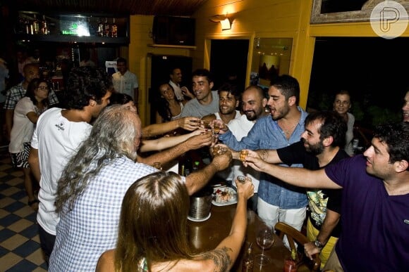 Bruno Gagliasso e amigos brindam o aniversário de 32 anos do ator, em Fernando de Noronha, com brinde de cachaça
