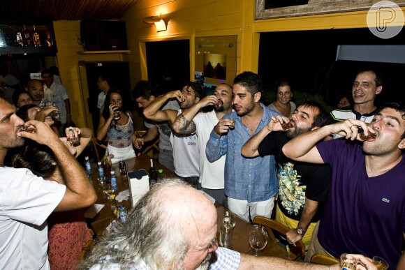 Bruno Gagliasso e seus convidados brindam com cachaça