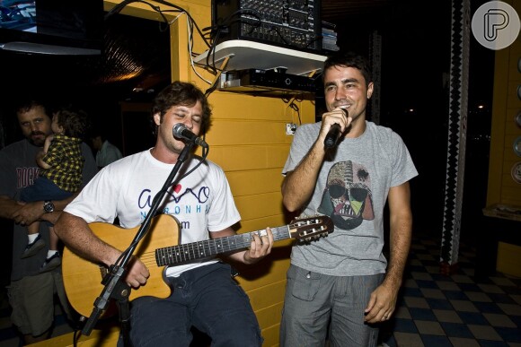 Ricardo Pereira canta na comemoração do aniversário de 32 anos de Bruno Gagliasso em Fernando de Noronha