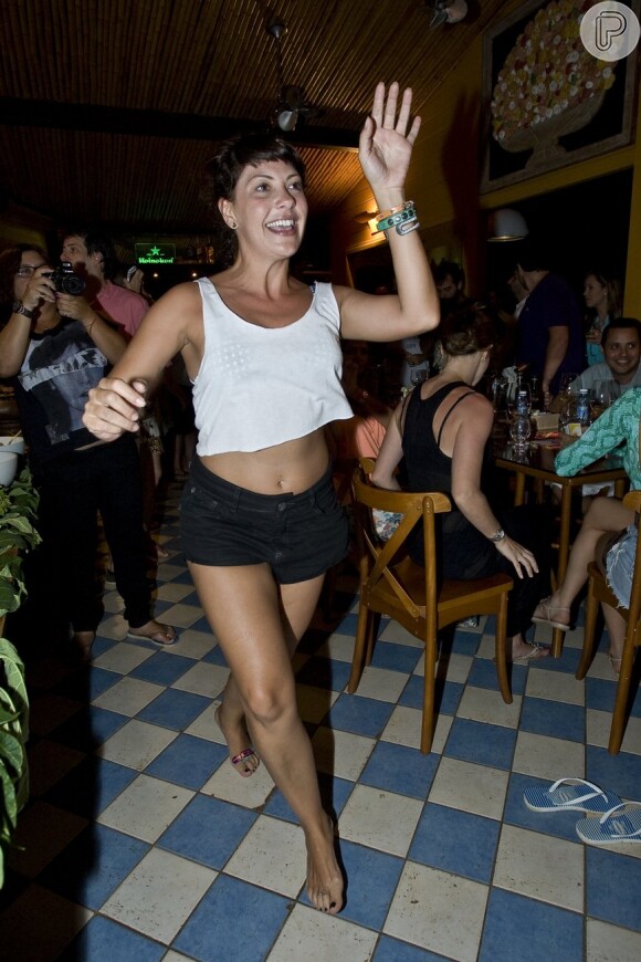 Fabiula Nascimento dança descalça na comemoração do aniversário de 32 anos de Bruno Gagliasso em Fernando de Noronha