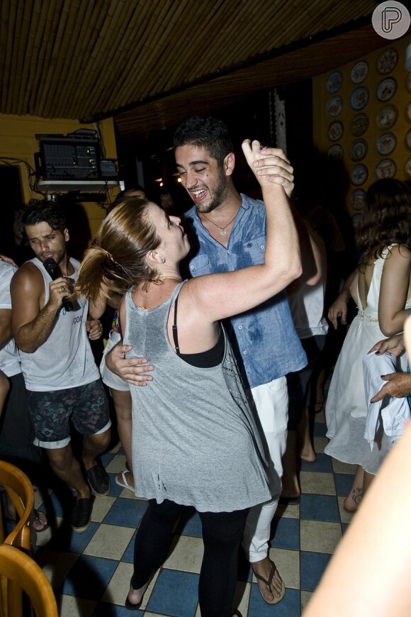 Miguel Rômulo dança com a prima de Bruno Gagliasso enquanto o ator canta