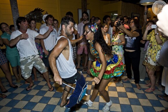 Bruno Gagliasso dança frevo na comemoração do aniversário de 32 anos em Fernando de Noronha