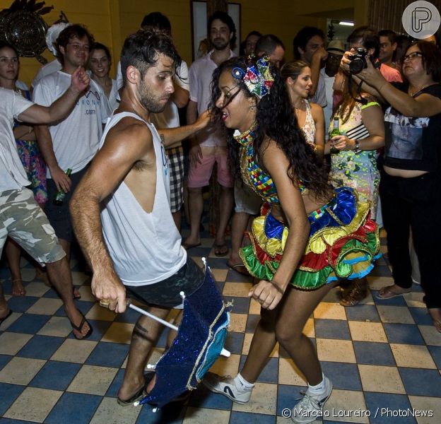 Bruno Gagliasso dança frevo na comemoração do aniversário de 32 anos em Fernando de Noronha