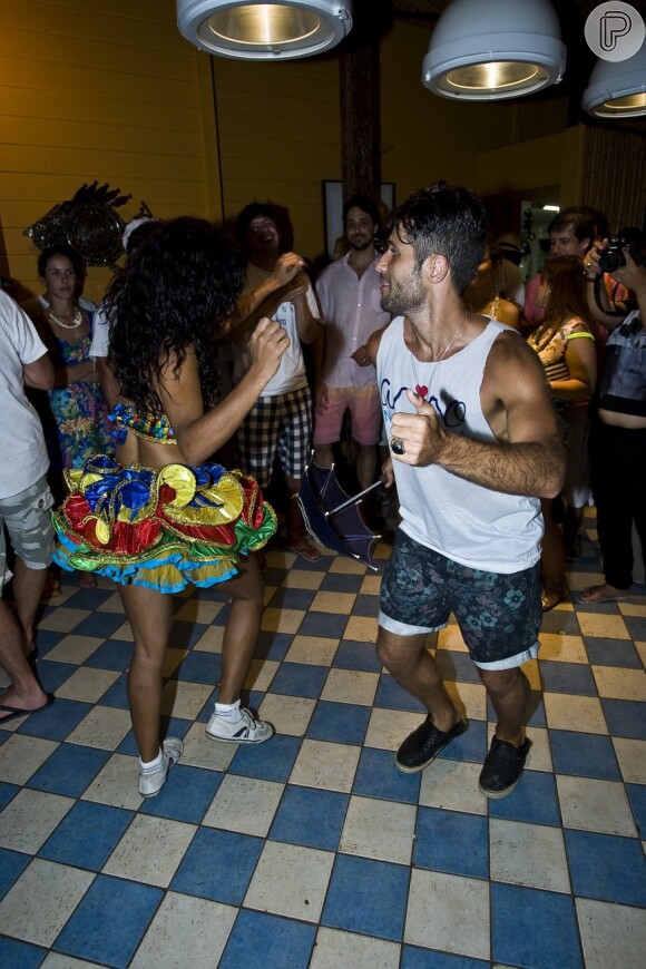 Bruno Gagliasso dança frevo na comemoração dos seus 32 anos em Fernando de Noronha