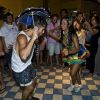 Bruno Gagliasso dança frevo com dançarina na comemoração do seu aniversário de 32 anos em Fernando de Noronha