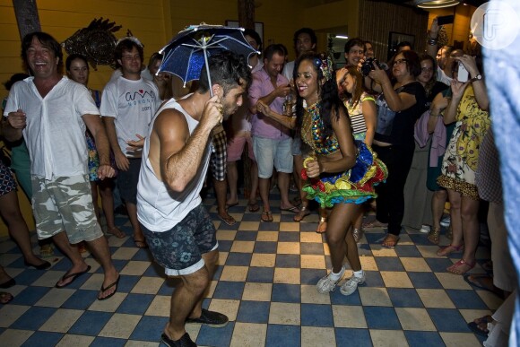 Bruno Gagliasso dança frevo com dançarina na comemoração do seu aniversário de 32 anos em Fernando de Noronha