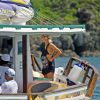 Giovanna Ewbank sorri em barco ao lado de amigos