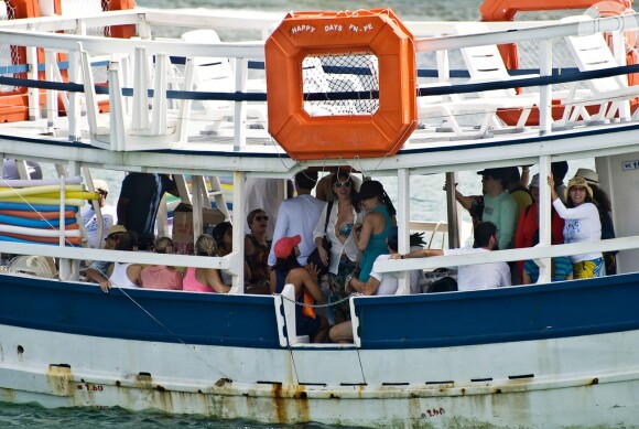 Famosos comemoram aniversário de Bruno Gagliasso em barco, em Fernando de Noronha