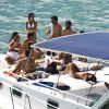 Famosas tomam sol em barco na praia do Sancho