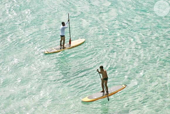 Bruno Gagliasso pratica stand up paddle na praia do Sancho com o sócio, Tuca Sultanum