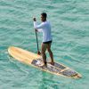 Bruno Gagliasso pratica stand up paddle na praia do Sancho