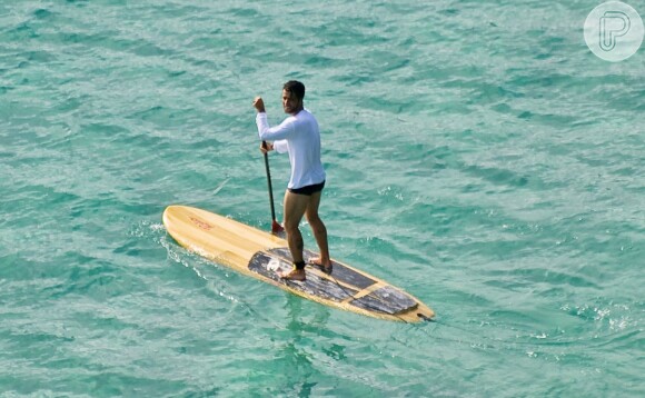 Bruno Gagliasso pratica stand up paddle na praia do Sancho