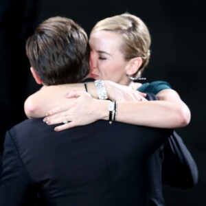 Kate Winslet e Leonardo DiCaprio fazem demonstrações de amor durante apresentações e premiações