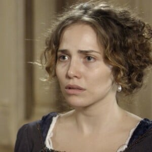 Leopoldina (Leticia Colin) se surpreende com a chegada de dom Pedro (Caio Castro) à Quinta, arrasado, na novela 'Novo Mundo'