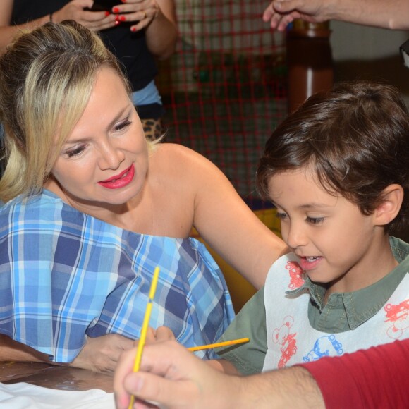 Grávida de segunda filha, Eliana ficou ao lado do herdeiro na hora do 'parabéns'