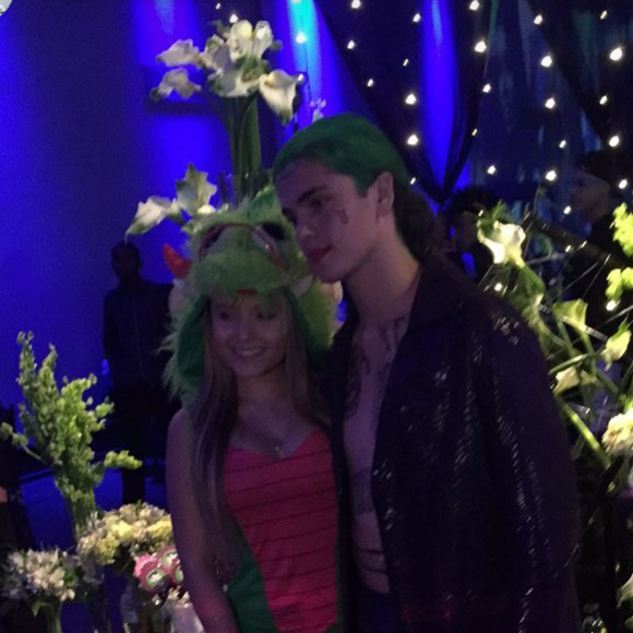 Larissa Manoela posou ao lado do aniversariante, Matheus Lustosa, em casa de festas