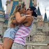 Larissa Manoela e Thomaz Costa passaram quase um mês na Disney e chegaram a trocar aliança de compromisso de R$ 1.200