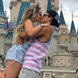 Larissa Manoela e Thomaz Costa passaram quase um mês na Disney e chegaram a trocar aliança de compromisso de R$ 1.200