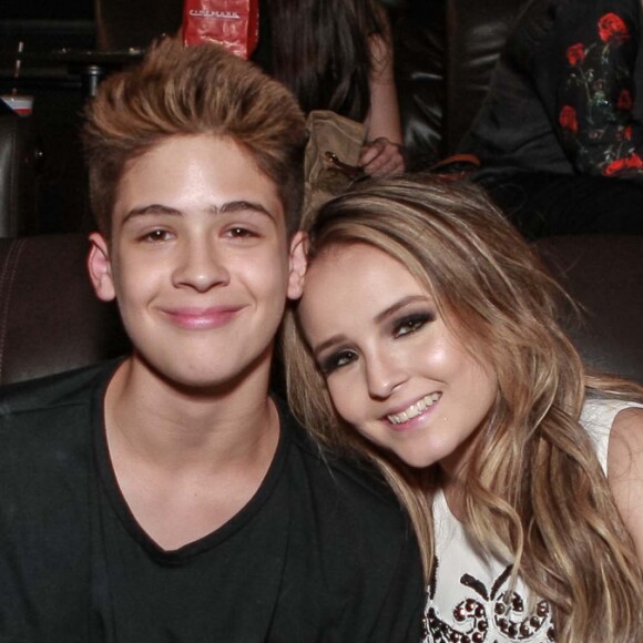 Larissa Manoela e Joaõ Guilheme Ávila lancharam com amigos e vão contracenar na novela 'As Aventuras de Poliana'