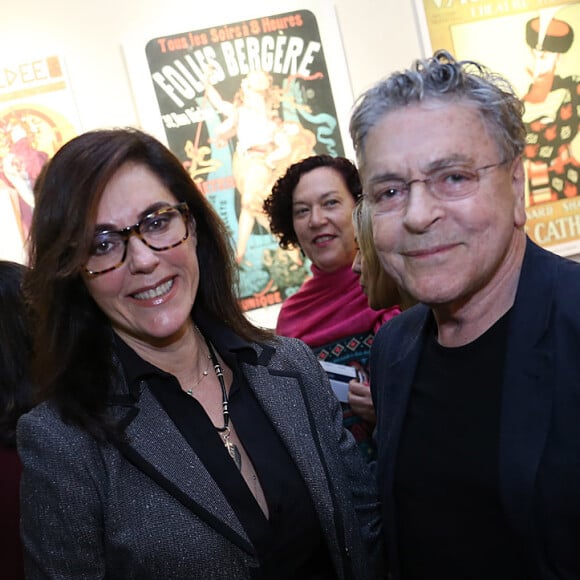Christiane Torloni posou ao lado do cenógrafo Mario Monteiro antes da pré-estreia da peça 'A Casa dos Budas Ditosos', em teatro da Gávea