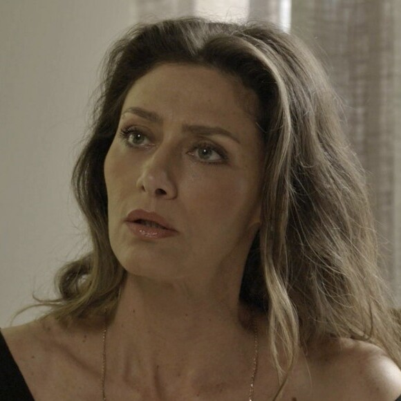 Joyce (Maria Fernanda Cândido) retruca a fala da filha, na novela 'A Força do Querer': 'Já escolhi um nome pra você: Ivana (Carol Duarte)'