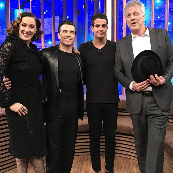 Enzo Celulari participou do 'Conversa com Bial' com Claudia Raia e o padrasto, Jarbas Homem de Mello