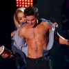 Rita Ora arranca camisa de Zac Efron no MTV Movie Awards 2014