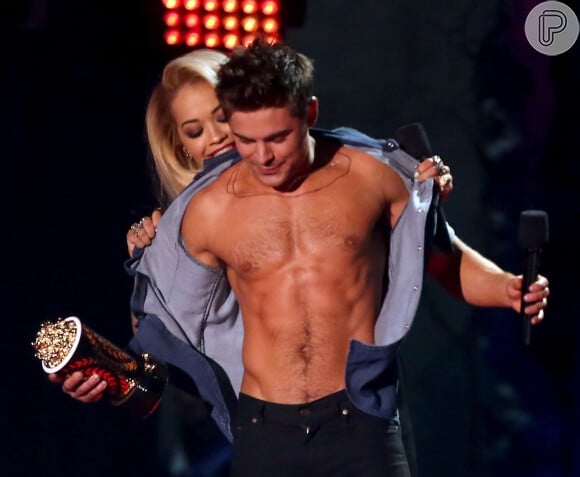 Rita Ora arranca camisa de Zac Efron no MTV Movie Awards 2014