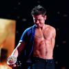 Zac Efron sensualiza sem camisa no palco do MTV Movie Awards 2014