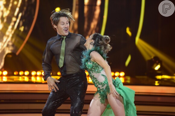 Theo Becker continuou a fazer a coreografia do 'Dancing Brasil' mesmo após bater o joelho no chão ao levar tombo