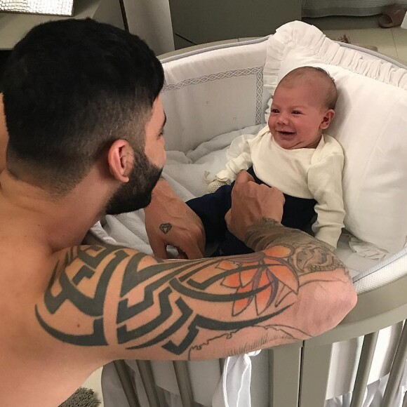 Gusttavo Lima falou que tem se dividido entre shows e o filho, Gabriel