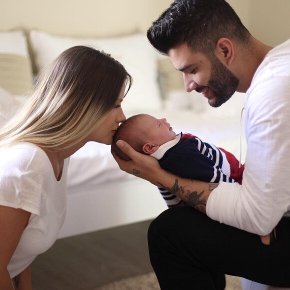 Gusttavo Lima contou que troca fraldas de Gabriel, seu filho com Andressa Suita