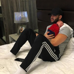 Gusttavo Lima se revelou presente e ativo na vida do filho, Gabriel, de 1 mês