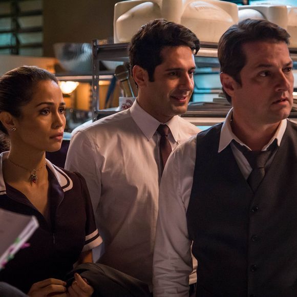 Malagueta (Marcelo Serrado), Agnaldo (João Baldasserini) e Sandra Helena (Nanda Costa) se escondem no Klub Strass, na novela 'Pega Pega', a partir de 14 de agosto de 2017