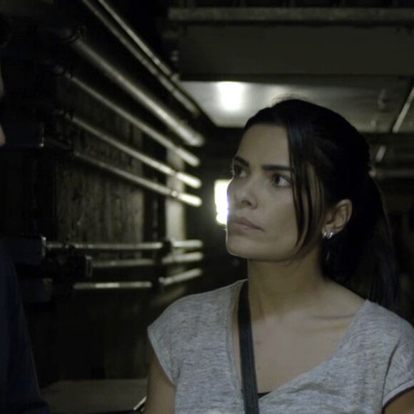 Antônia (Vanessa Giácomo) encontra a mala enterrada e descobre que Júlio (Thiago Martins) roubou o Carioca Palace, na novela 'Pega Pega'