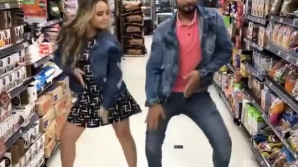 Larissa Manoela imitou Anitta no clipe 'Paradinha' e fez a coreografia do hit em um supermercado, na noite desta sexta-feira, 11 de agosto de 2017