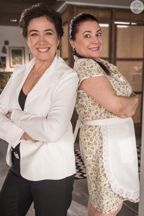 Silvana (Lilia Cabral) esconde Bibi (Juliana Paes) em sua casa com a ajuda de Dita (Karla Karenina), na novela 'A Força do Querer'