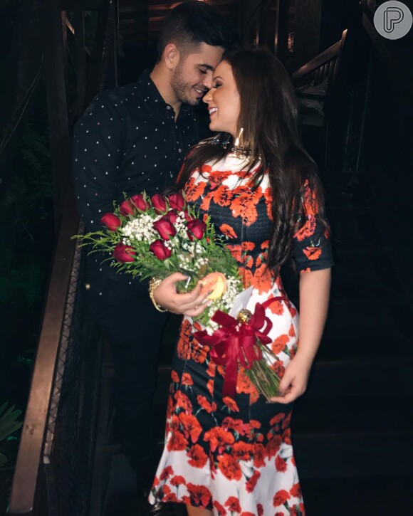A ex-BBB Cacau ganhou flores do novo namorado no aniversário e compartilhou a foto do casal no Instagram neste sábado, 12 de agosto de 2017