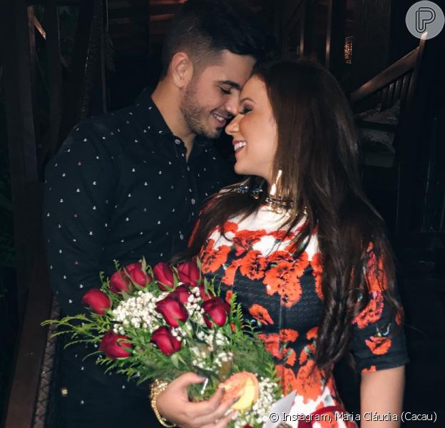 A ex-BBB Cacau ganhou flores do novo namorado no aniversário e compartilhou a foto do casal no Instagram neste sábado, 12 de agosto de 2017