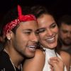 Em uma delas Bruna Marquezine canta: 'Eu me apaixonei pela pessoa errada' e fãs apostam em 'recado' para Neymar