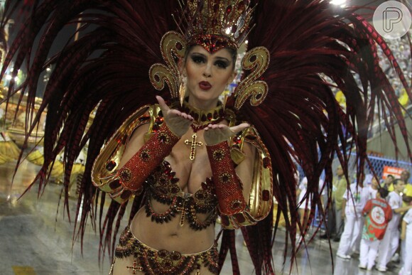 Bárbara Evans desfilou pela Grande Rio no Carnaval carioca