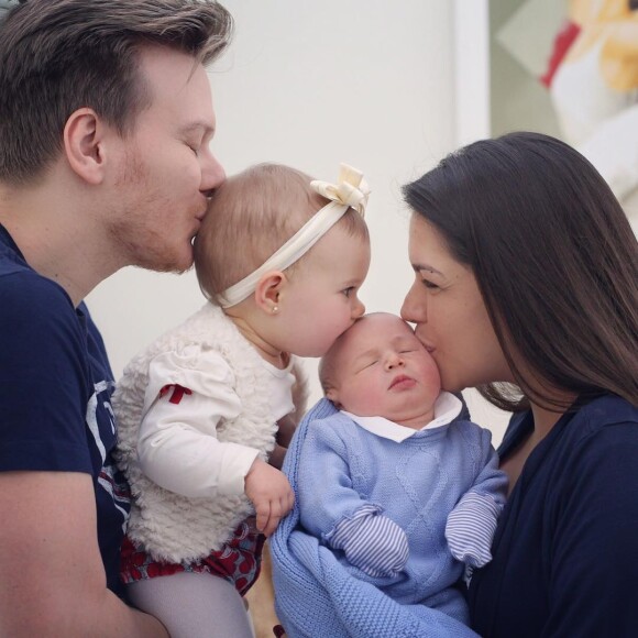 A atriz Thais Fersoza aproveitou o Dia dos Pais para exaltar as qualidades de Michel Teló no cuidado com os filhos: 'Com todo o corre, compromissos, viagens e ainda assim o pai mais presente que já vi!'