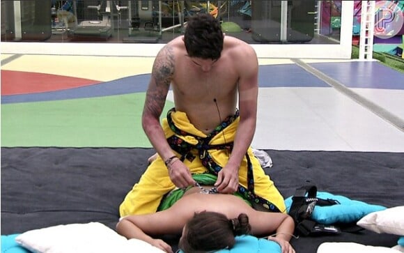 Nasser faz massagem em Andressa