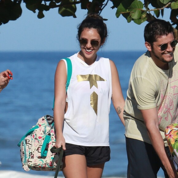 Yanna Lavigne e Bruno Gissoni foram fotografados passeando com Madalena na orla da Barra da Tijuca