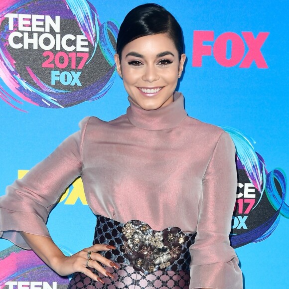 Vanessa Hudgens alertou aos jovens seguidores a não 'terem medo de ser diferentes' em um discurso emocionante
