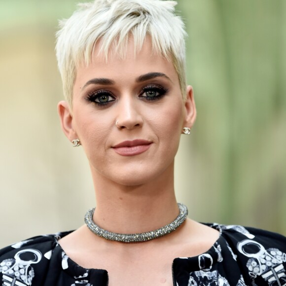 Katy Perry se irritou com fãs que questionaram sobre seu término com Orlando Bloom no Twitter