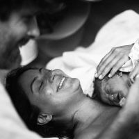 Carol Castro exibe foto do parto da filha, Nina: 'Foi lindo e transformador'