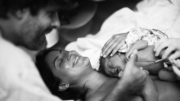 Carol Castro exibe foto do parto da filha, Nina: 'Foi lindo e transformador'