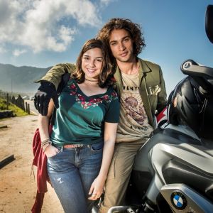 Na novela 'Malhação', Keyla (Gabriela Medvedovski) não resiste ao charme de Deco (Pablo Morais) e o beija no capítulo que vai ao ar na segunda-feira, dia 21 de agosto de 2017