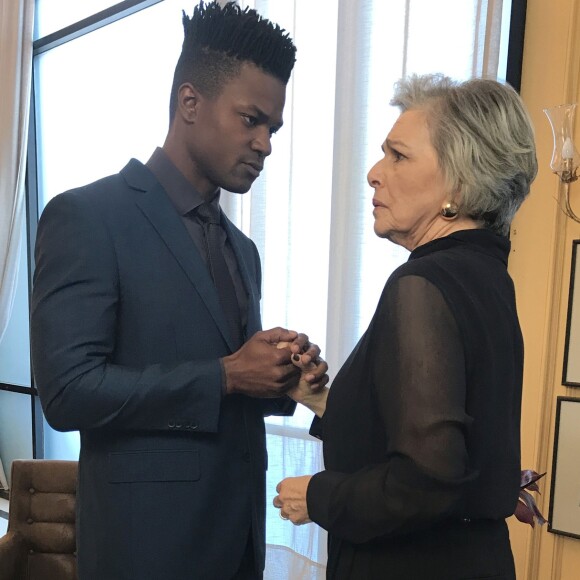 Dom (David Junior) não deixará Sabine (Irene Ravache) após descobrir ser irmão de Dílson (Ícaro Silva) e filho de Cristóvão (Milton Gonçalves) e Madalena (Virgínia Rosa) na novela 'Pega Pega'